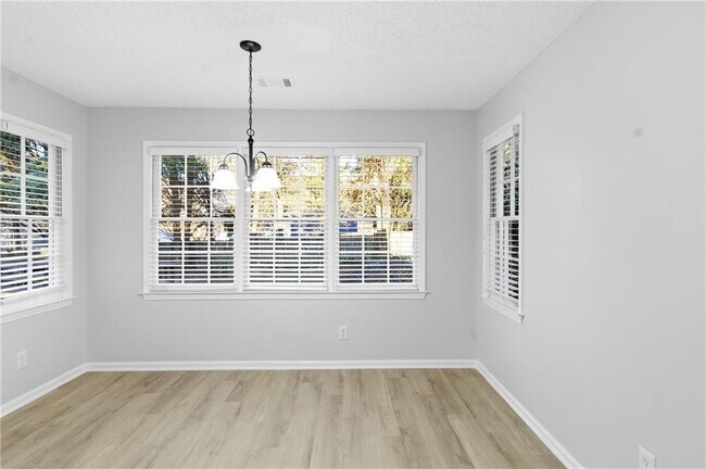 Building Photo - 2110 Meadow View Ct