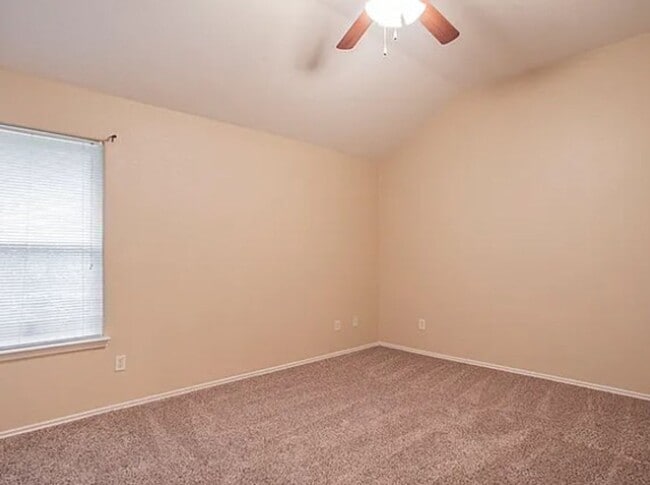 Building Photo - AVAILABLE NOW!