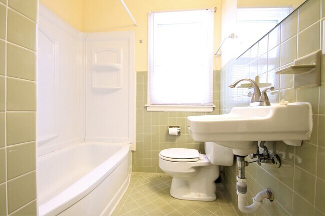 Building Photo - 3 Bedroom / 2 Bath Home! | Omaha, Ne
