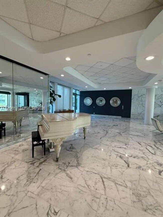 Building Photo - 5055 Collins Ave