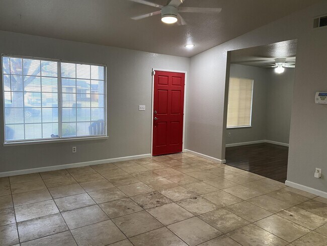 Building Photo - 3824 Hollywood Dr