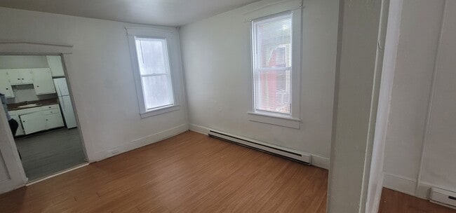 Building Photo - 438 E Strawberry St