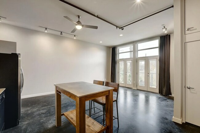 Building Photo - 1601 E Cesar Chavez St