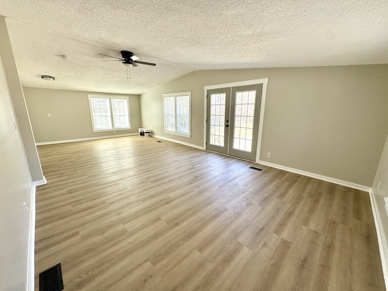 LARGE Bonus Room - 525 Horsefly Rd