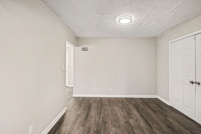 Building Photo - Beautiful 3 Bedroom 1 Bathroom Home in Kansas City!