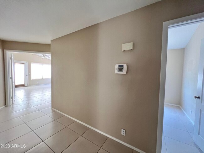 Building Photo - 4205 E Raven Rd