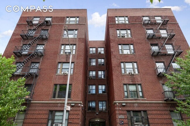 Building Photo - 690 Riverside Dr