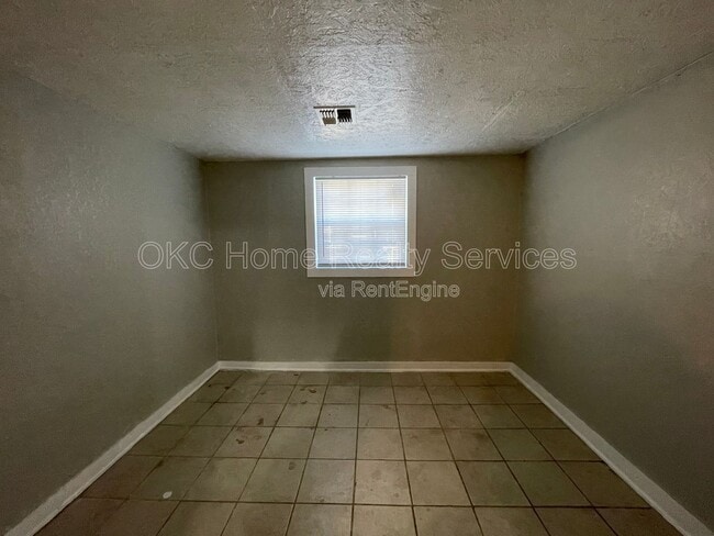 Building Photo - 1304 NW 99th St