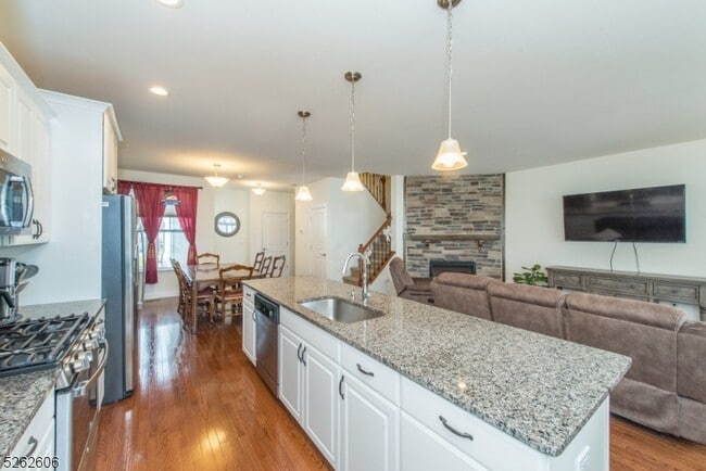 Building Photo - 5 White Aster Ct