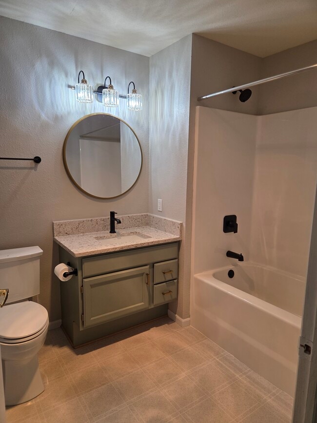 Building Photo - 883 E Loos St