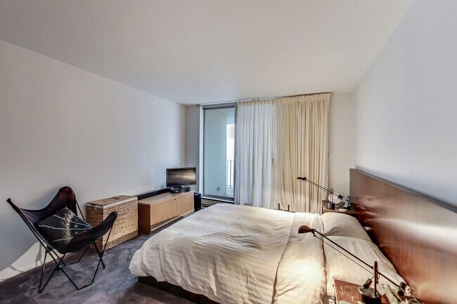 Building Photo - 6033 N Sheridan Rd