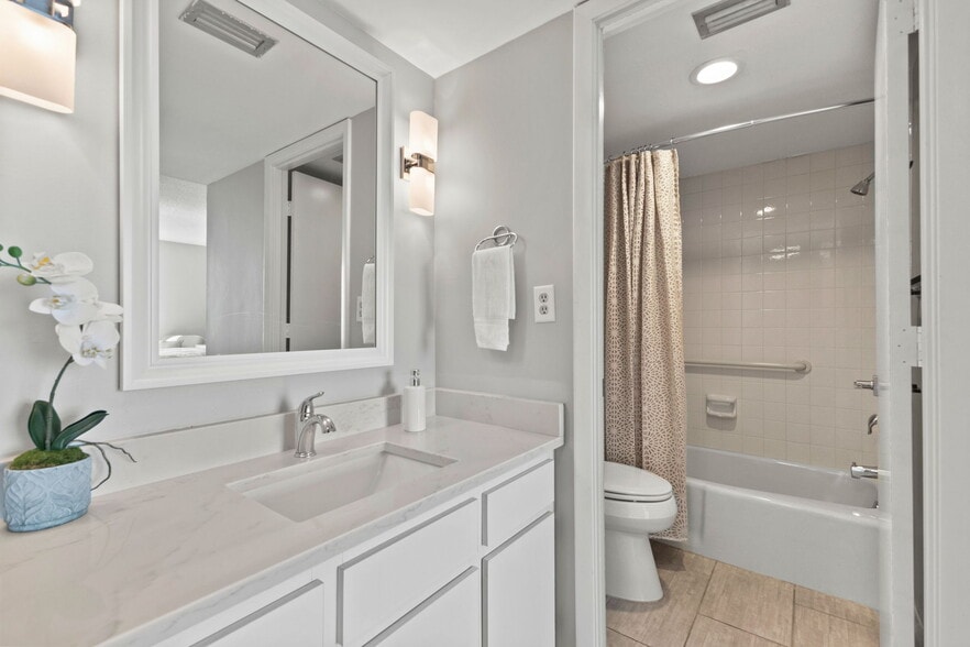 Guest Bathroom - 1111 N Gulfstream Ave