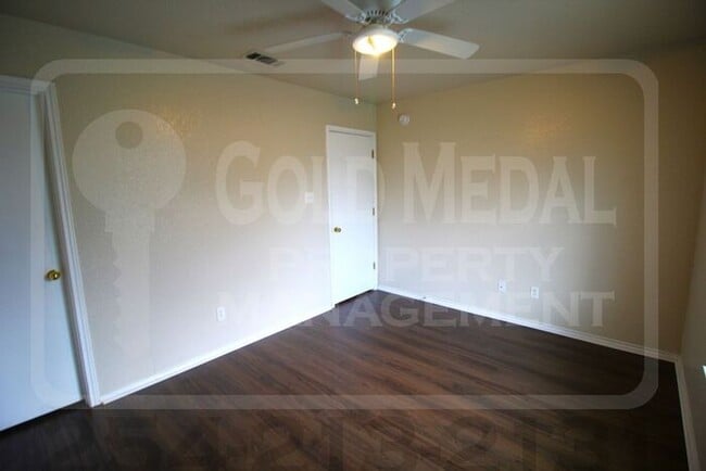 Building Photo - 2701 Alma Dr