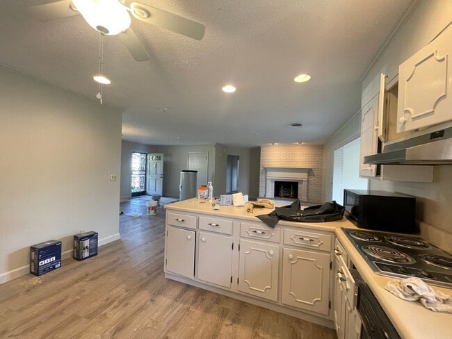 Building Photo - Large home in Pigeon Forge