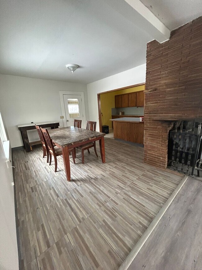 Building Photo - Charming 3 bed/1 bath country home on 5 acres with barn & small shop.