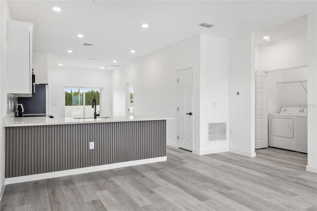 Building Photo - 835 Colville Dr