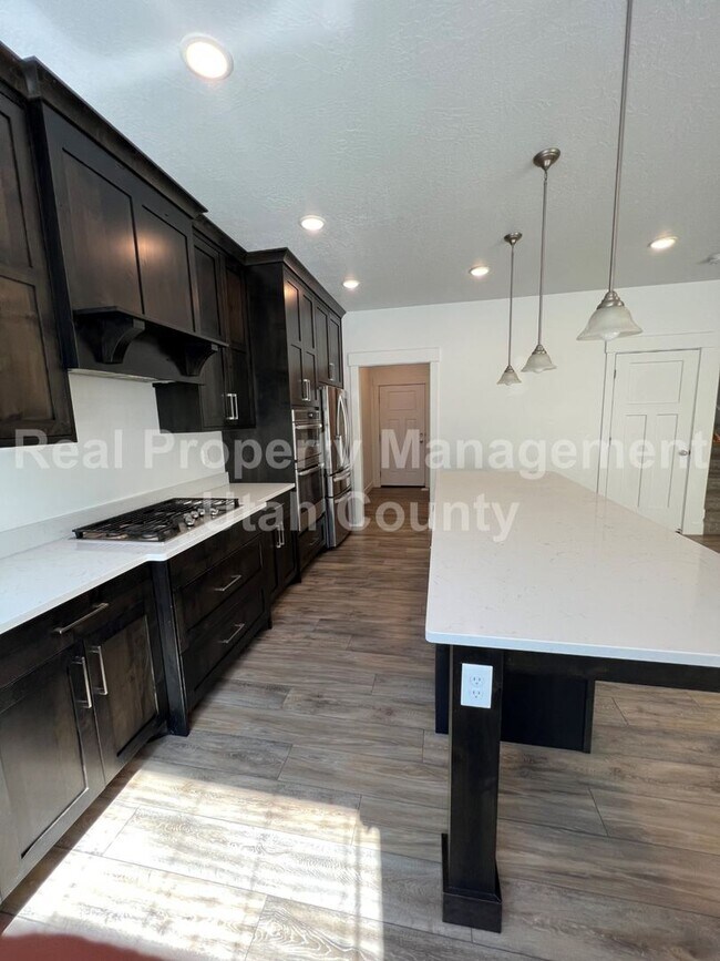 Building Photo - New Lower Price! Cute townhome in Highland