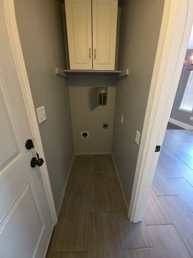 Building Photo - "Charming 3-Bed, 2-Bath Haven in Broken Ar...