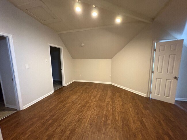 Building Photo - 1065 College St