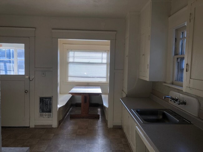 Building Photo - Vintage Campus House ~  3 bedrooms, 1.5 bath