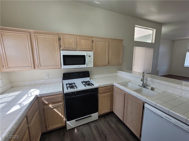 Building Photo - 3125 N Buffalo Dr