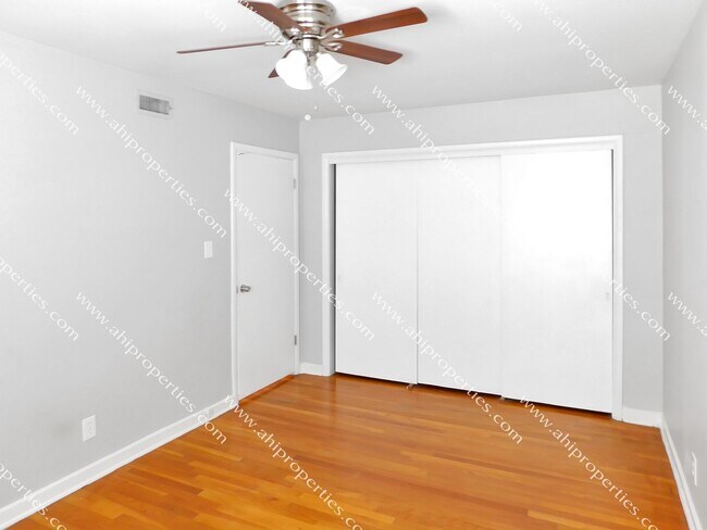 Building Photo - 3520 Royal Crest Dr