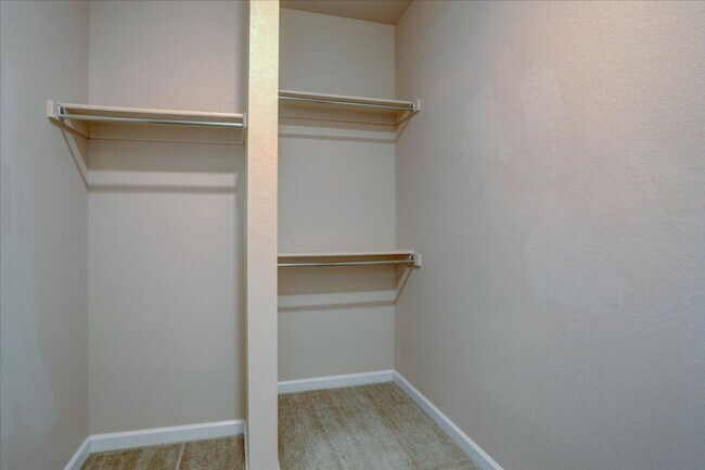 Building Photo - 2nd Floor, 2 bed, 2bath, Community Pool!