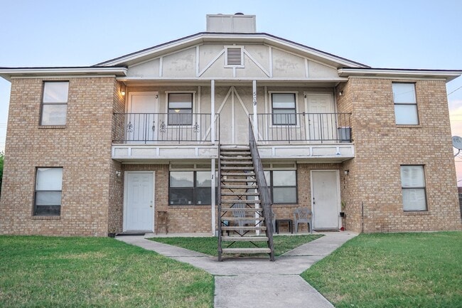 Building Photo - FULLY REMODELED GORGEOUS FOURPLEX WITH LUX...
