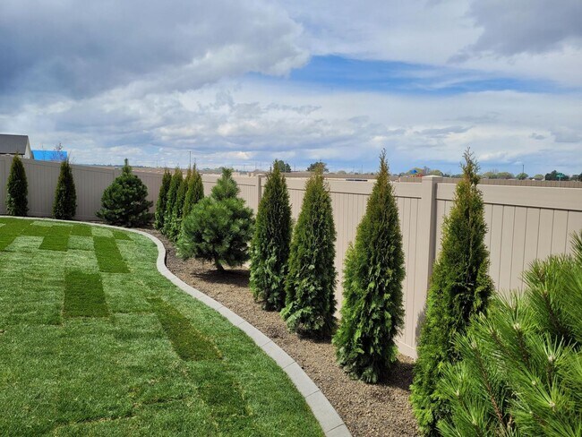 Building Photo - $500 OFF OCTOBER RENT!