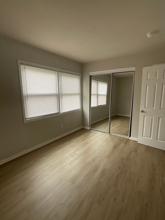 Building Photo - Quiet Two Bedroom Apartment off Rodman Ave