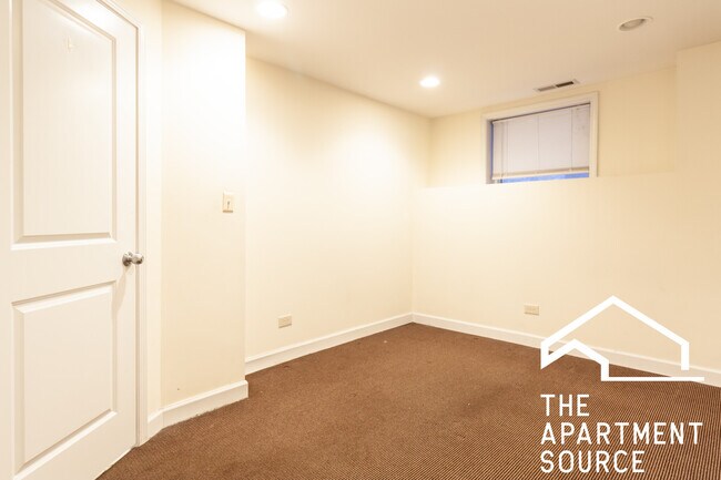 Building Photo - 855 W Cornelia Ave