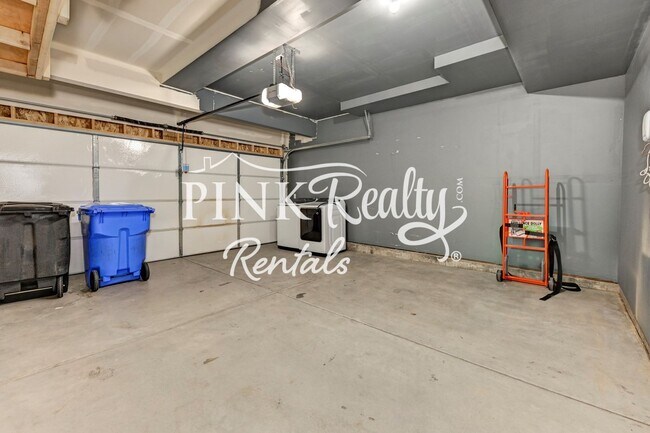 Building Photo - 10627 Hidden Pr Pkwy