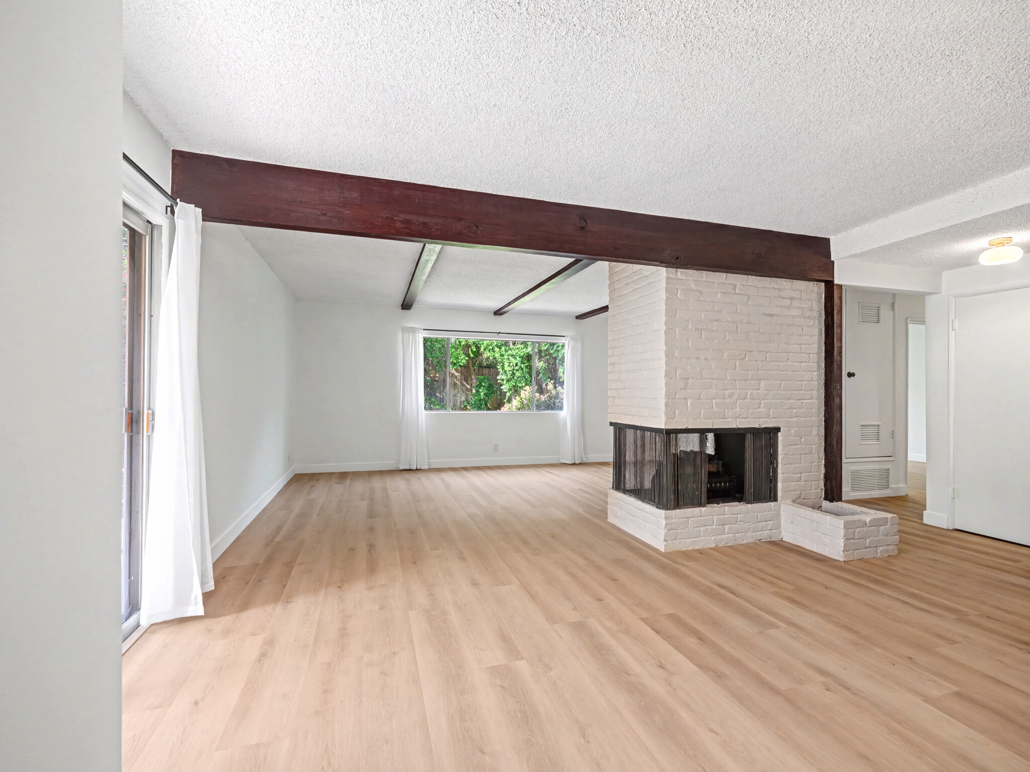 Building Photo - 4413 Canoga Dr