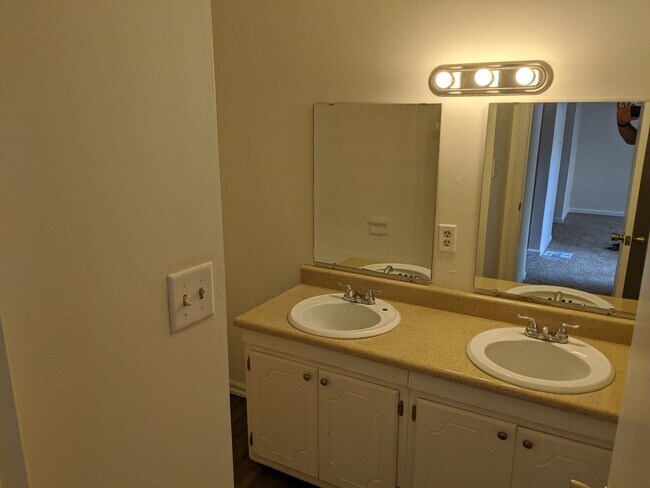 Building Photo - Belmont Trace Townhome-Available for Immed...