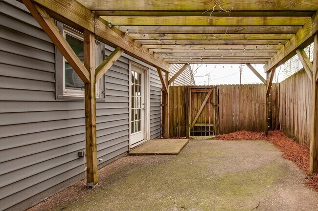 Building Photo - 821 W McKennie Ave