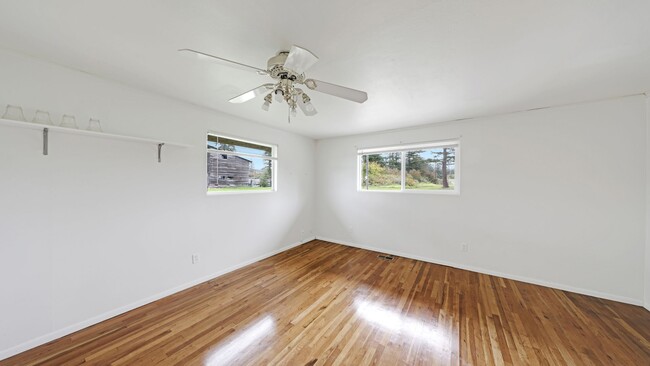 Building Photo - 3 Bed 2 Bath - Dog Friendly - Parking - St...