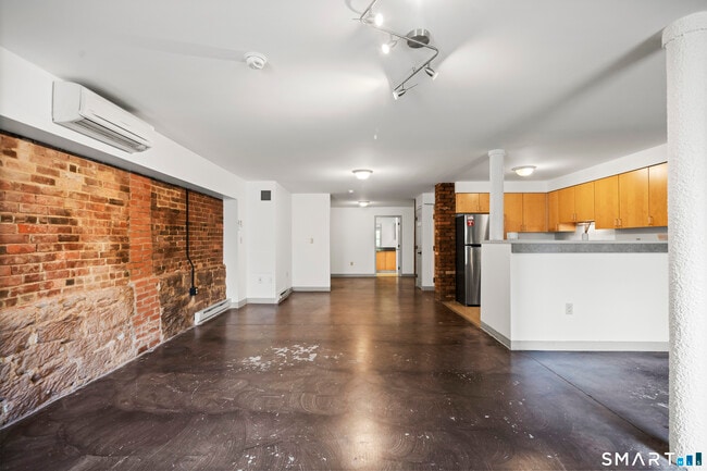 Building Photo - 40 Elm St