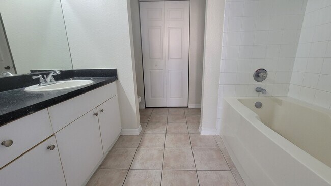 Building Photo - 2/2 First Floor Condo in Azur at Metrowest