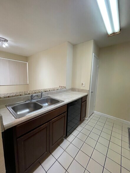 Building Photo - 2881 N Oakland Forest Dr