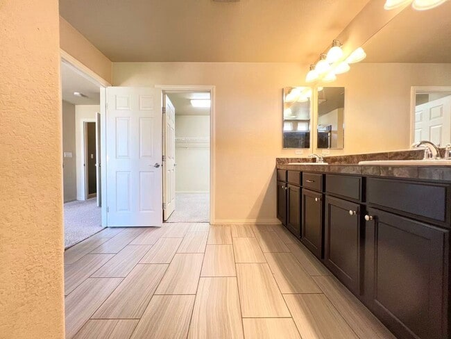 Building Photo - Beautiful 2 story single house