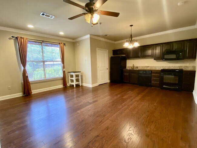 Building Photo - 1BR/1BA Upstairs Unit with Fountain View in Chatsworth Court!