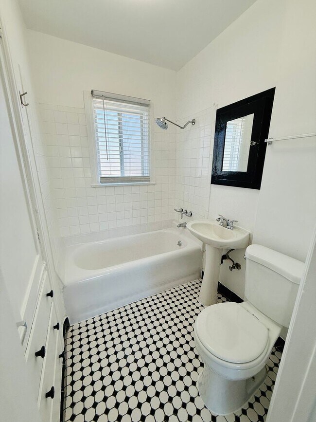 Building Photo - 1801 W 39th St