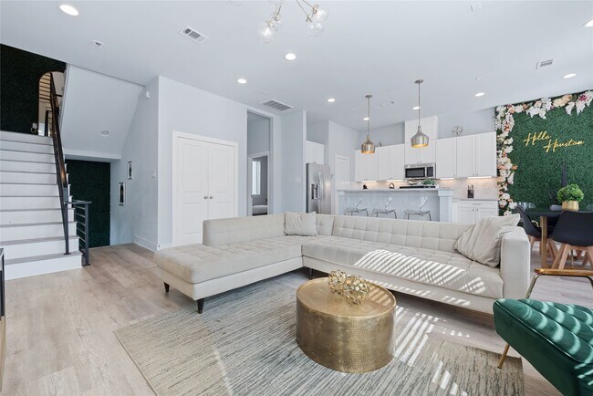 Building Photo - 3365 Daphne St