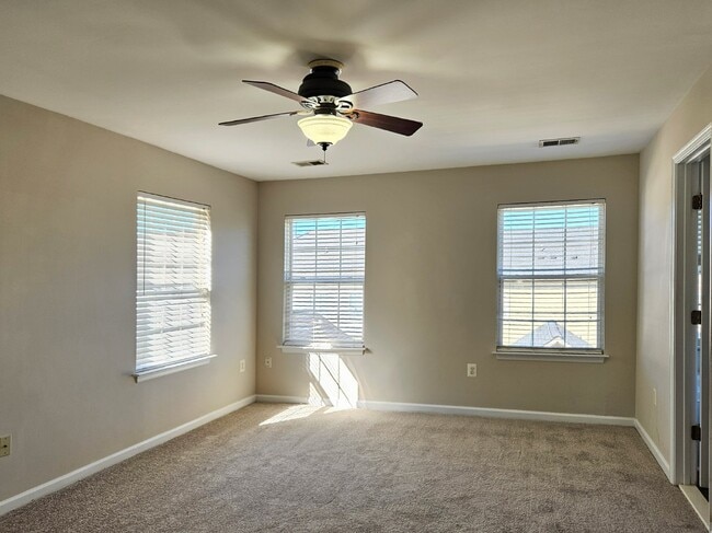 Building Photo - 4 BR Townhouse in Idlewild