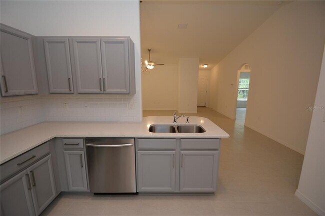 Building Photo - 14 Unimay Ct