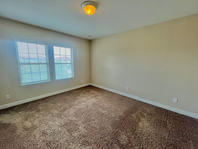 Building Photo - Spacious 4 Bed, 3.5 Bath Lake Mary Home in...