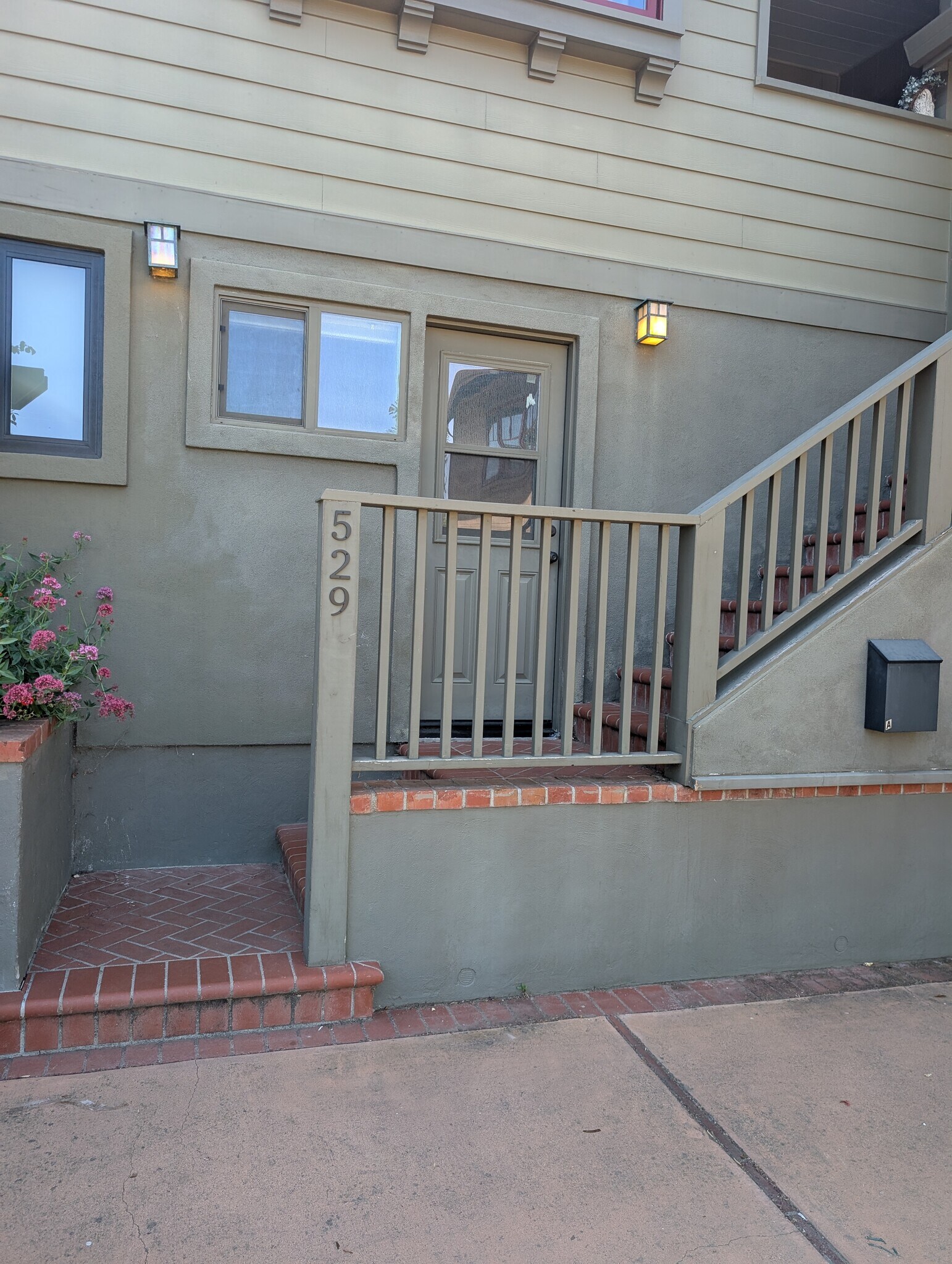 Building Photo - 529 San Benito Ave