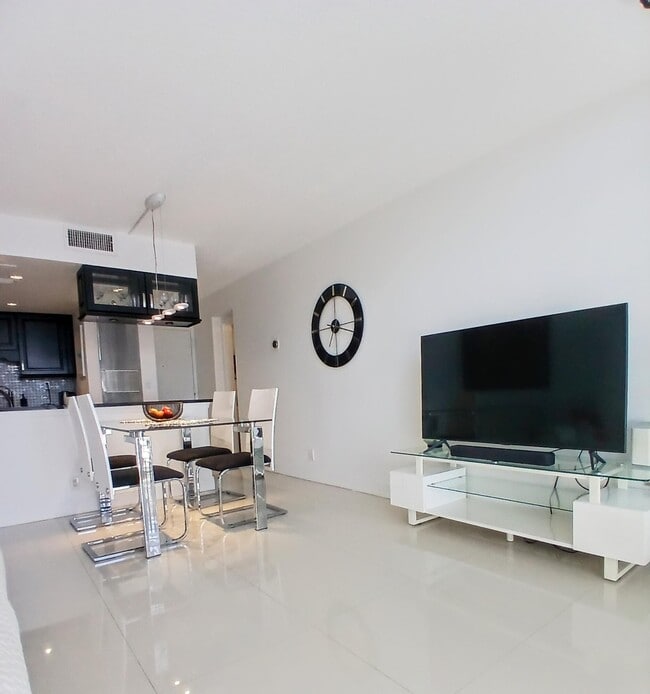 Building Photo - 1830 Embassy Dr