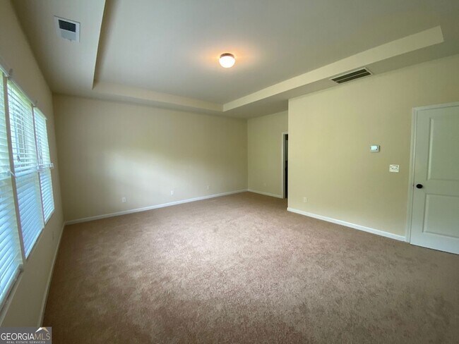 Building Photo - 5595 Mirror Lake Dr