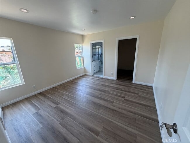 Building Photo - 3234 Vineland Ave